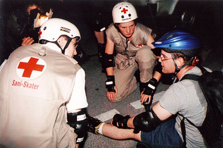 Foto: Zwei Ersthelfer kümmern sich um einen gestürzten Skater in der Skater-Nacht.