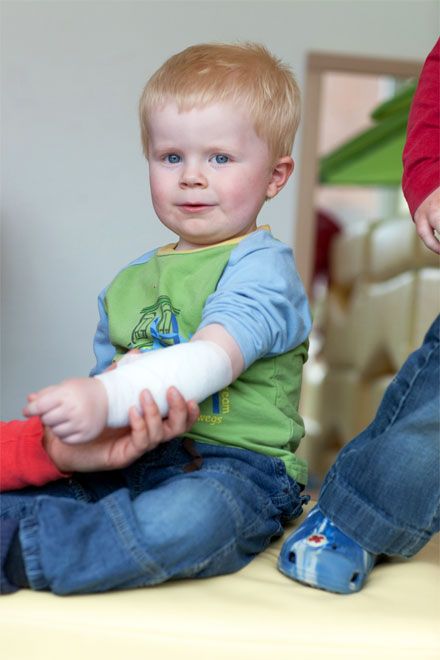 Foto: Ein Kleinkind hat einen Verband um seinen Unterarm.